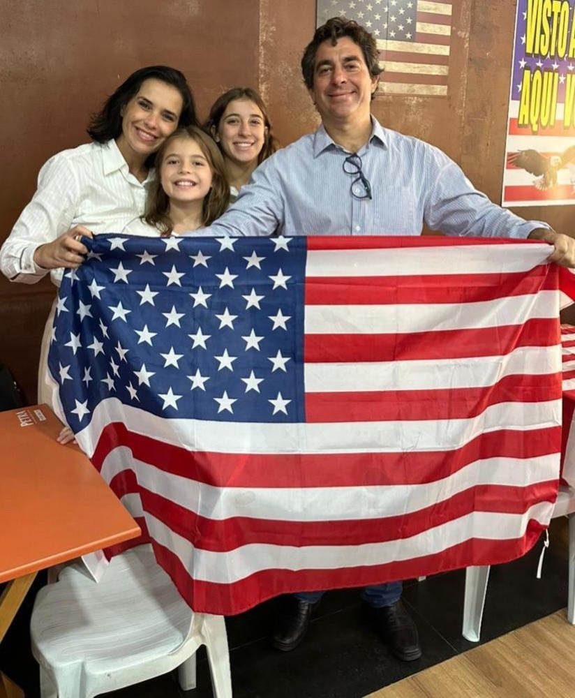 Família após preparação para o visto americano